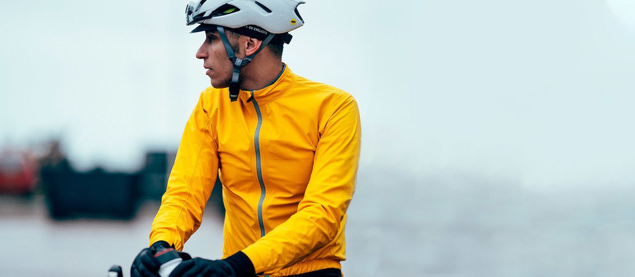 Qué ropa llevo para practicar ciclismo durante el otoño lluvioso? -  Younextbike. Salud y Rendimiento para el Ciclista